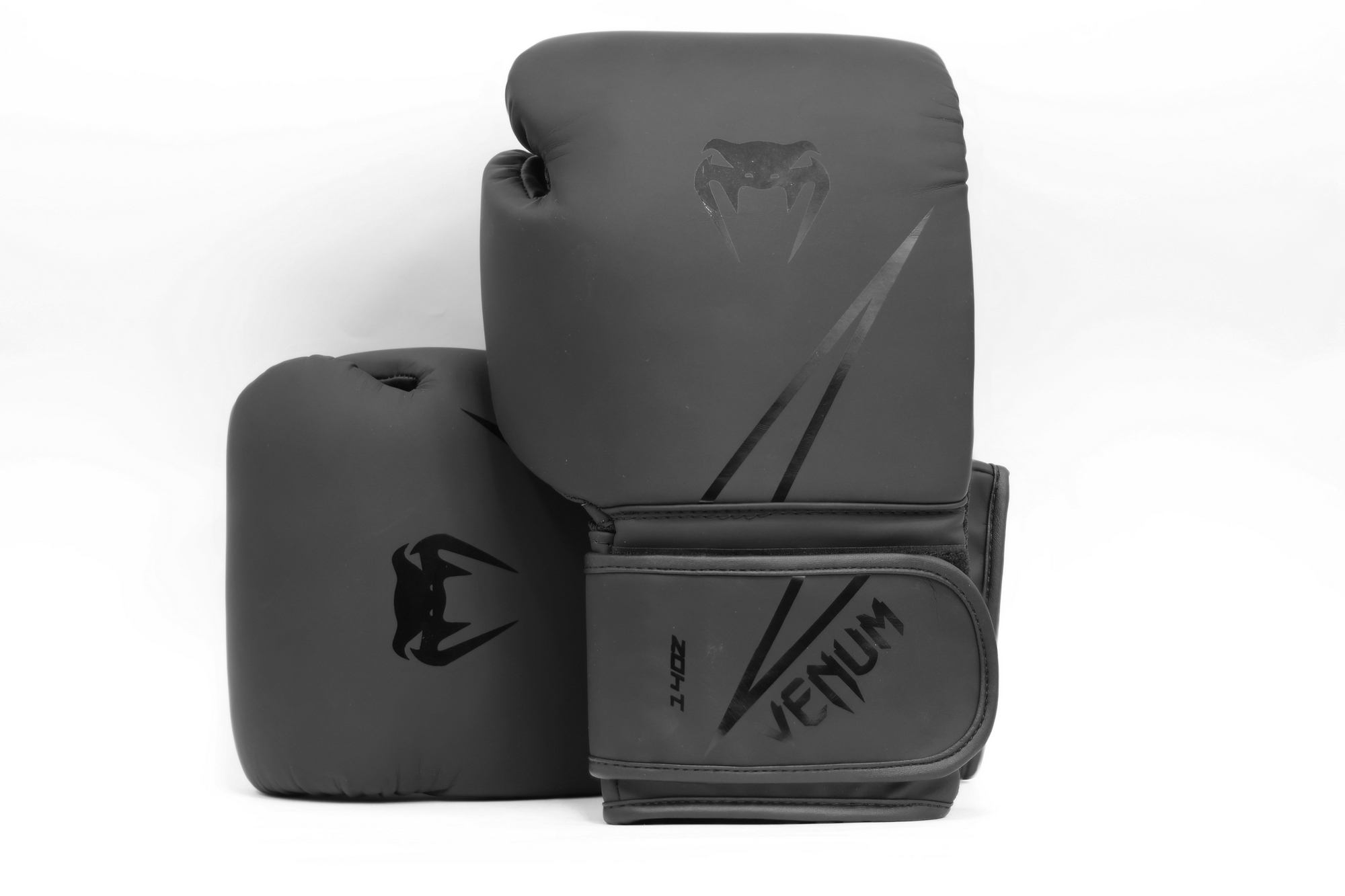 Перчатки тренировочные 14 oz Venum Rumble 05088-114 черный 2000_1333