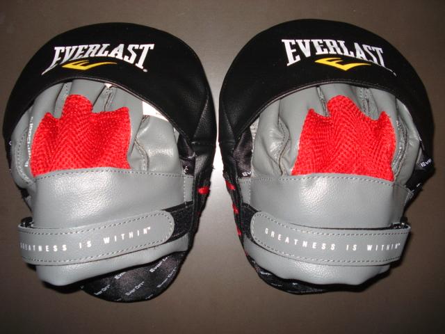 Лапы изогнутые mantis punch mitts красн/черн. Everlast 410000 640_480